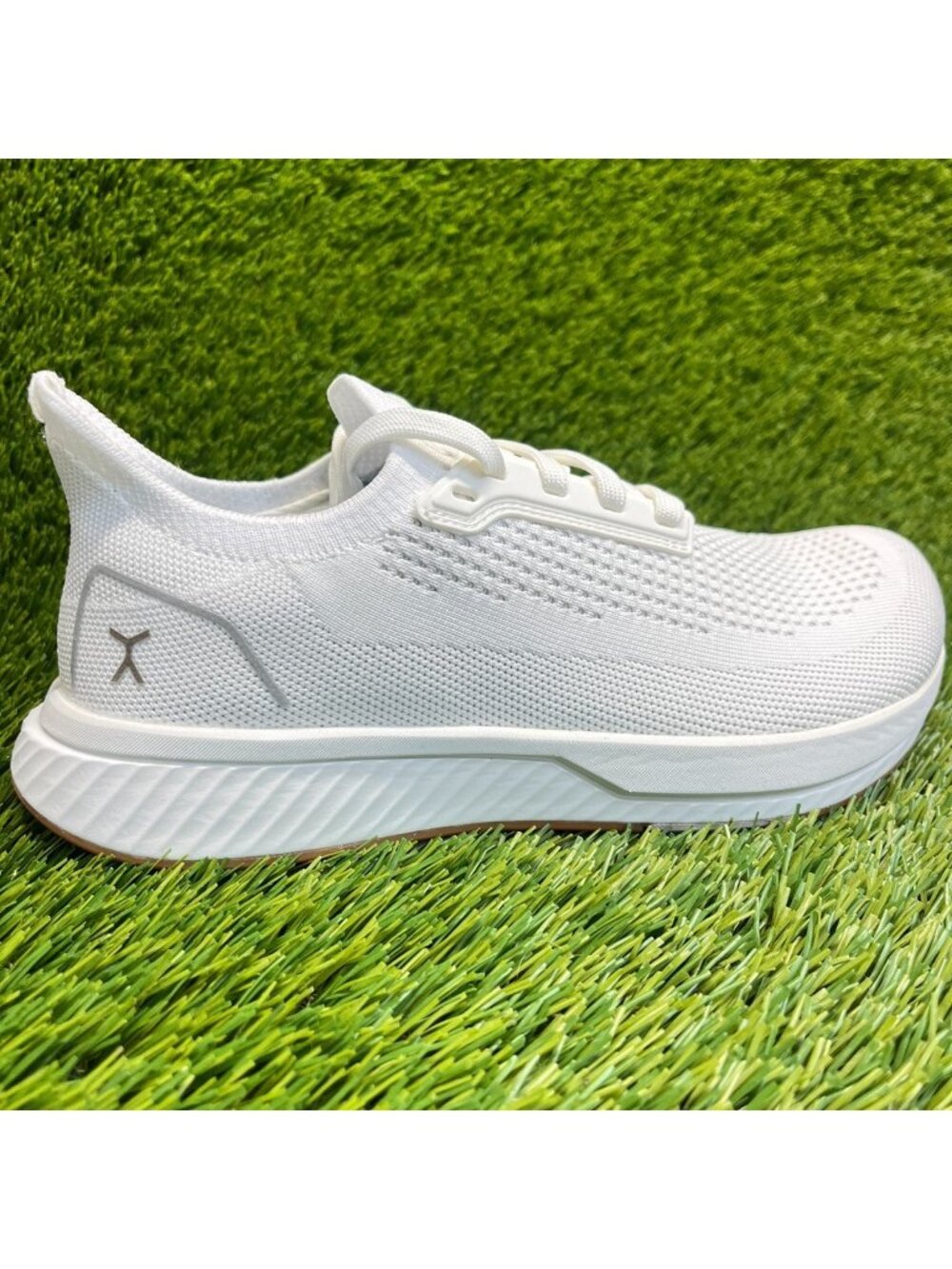 Flux Footwear Adapt Runner White Gum Womens Size 7.5 Athletic Shoes Sneakers